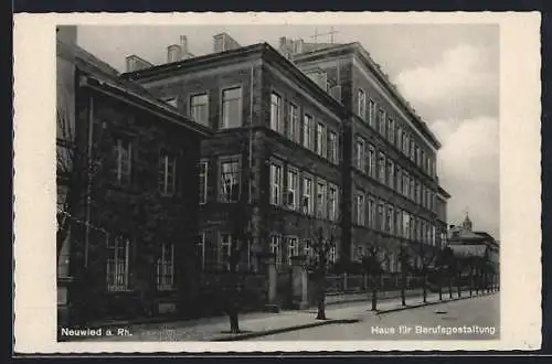 AK Neuwied a. Rh., Haus für Berufsgestaltung mit Strasse