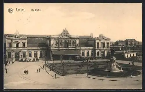 AK Leuven, De Statie, Bahnhof mit Strassenbahn und Denkmal