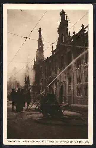 AK Leiden, Stadhuis, Feuerwehr beim Löschen des Brandes 1929