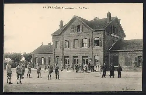 AK Estrées st. Denis, La Gare, Soldaten vor dem Bahnhof