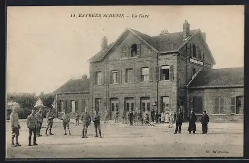 AK Estrées st. Denis, La Gare, Soldaten vor dem Bahnhof