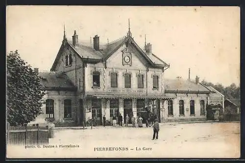 AK Pierrefonds, La gare, Reise am Eingang zum Bahnhof