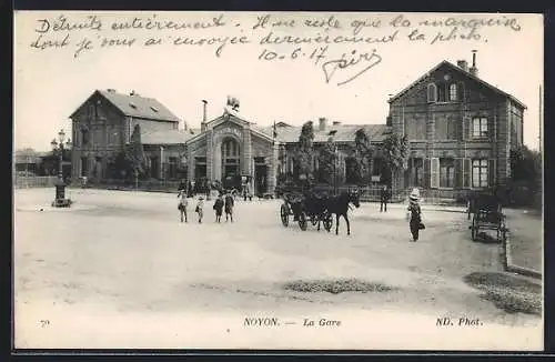 AK Noyon, La Gare, Bahnhof mit Leuten und Kutschen