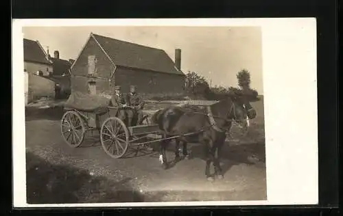 Foto-AK Zwei Soldaten auf einem Pferdegespann vor einem Gehöft