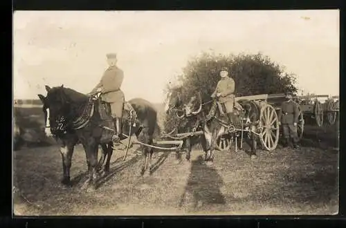 Foto-AK Soldaten-Zug mit Pferdewagen auf einem Feld