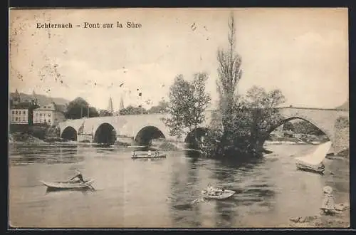 AK Echternach, Brücke, Ruderboote und Segelboot an der Brücke