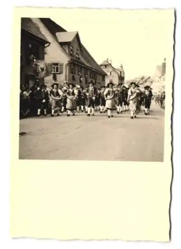 4 Fotografien unbekannter Fotograf, Ansicht Schwenningen, Fasching / Fastnacht, Festumzug im Ort