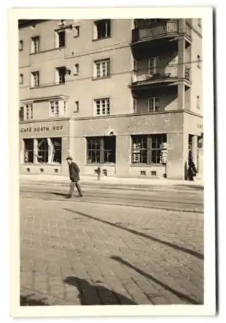 4 Fotografien unbekannter Fotograf, Ansicht Wien, Goethehof, Strassenansicht mit Cafe Goethe Hof & Einschusslöchern