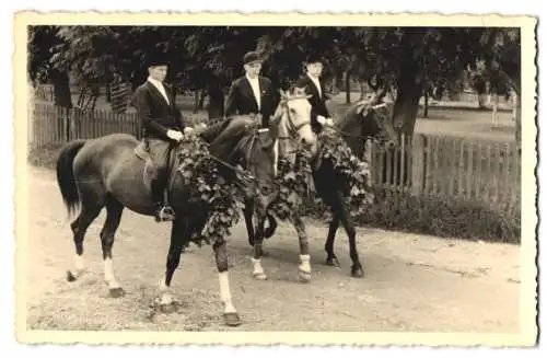 30 Fotografien unbekannter Fotograf, Ansicht Hannover-Anderten, Schützenfest, Festumzug, Volksfest, Siegerehrung uvm.