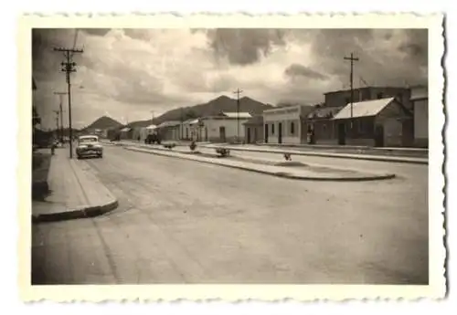 6 Fotografien unbekannter Fotograf, Ansicht Puerto la Cruz / Venezuela, Strassenansichten mit Auto US-Car, Wohnhäuser