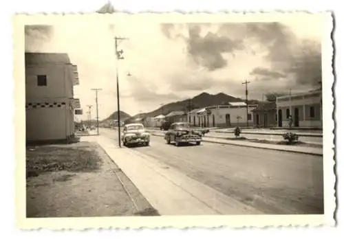 6 Fotografien unbekannter Fotograf, Ansicht Puerto la Cruz / Venezuela, Strassenansichten mit Auto US-Car, Wohnhäuser