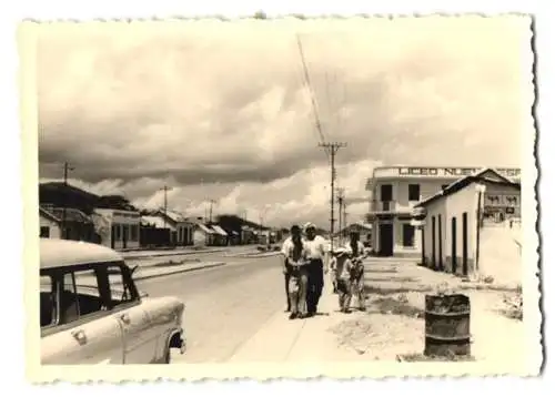 6 Fotografien unbekannter Fotograf, Ansicht Puerto la Cruz / Venezuela, Strassenansichten mit Auto US-Car, Wohnhäuser