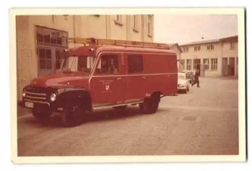 2 Fotografien unbekannter Fotograf, Ansicht Bemerode, Feuerwehr / Feuerwehrleute mit Einsatzfahrzeug Opel Blitz