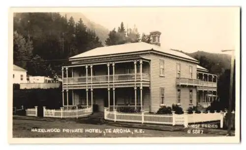 12 Fotografien unbekannter Fotograf, Ansicht Te Aroha / Neuseeland, Hotel Hazlewood, Hotel Ninemoa, Hot Springs Hotel