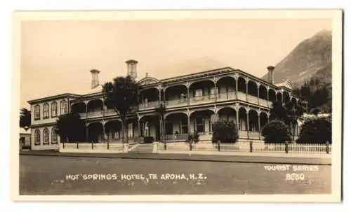 12 Fotografien unbekannter Fotograf, Ansicht Te Aroha / Neuseeland, Hotel Hazlewood, Hotel Ninemoa, Hot Springs Hotel