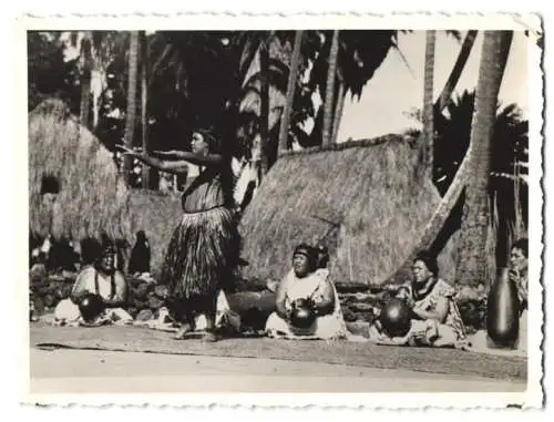 11 Fotografien unbekannter Fotograf, Ansicht Honolulu / Hawaii, Einheimische, Stadtansichten, Denkmal, Statue u.a.