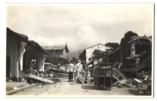 10 Fotografien unbekannter Fotograf, Ansicht Padang - Panjang / West-Sumatra, zerstörte Gebäude nach Erdbeben