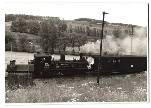 5 Fotografien unbekannter Fotograf, Ansicht Wilkau-Hasslau, Bahnhof, Personenzug mit Dampflok 99 1561-2, Kleinbahn-Lok