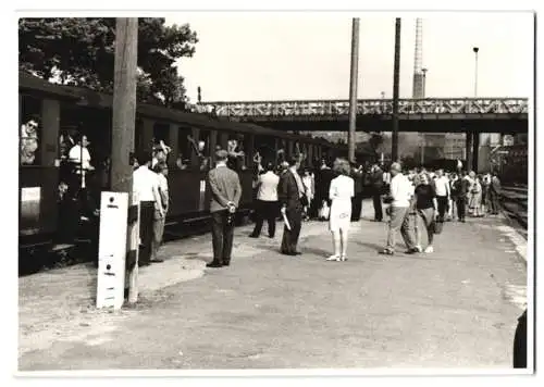 5 Fotografien unbekannter Fotograf, Ansicht Wilkau-Hasslau, Bahnhof, Personenzug mit Dampflok 99 1561-2, Kleinbahn-Lok