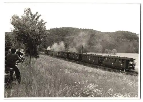 5 Fotografien unbekannter Fotograf, Ansicht Wilkau-Hasslau, Bahnhof, Personenzug mit Dampflok 99 1561-2, Kleinbahn-Lok