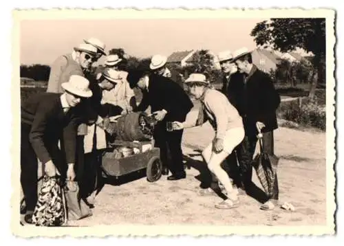 7 Fotografien Vatertag, Betrunkene Männer mit handkarren und Bierfass auf Sauftour