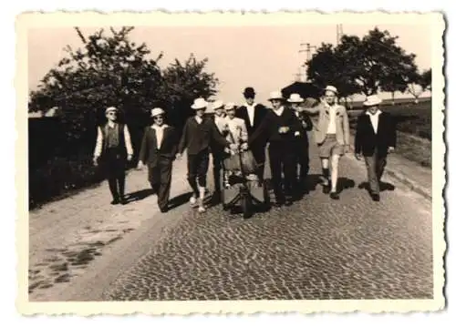 7 Fotografien Vatertag, Betrunkene Männer mit handkarren und Bierfass auf Sauftour