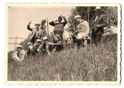 7 Fotografien Vatertag, Betrunkene Männer mit handkarren und Bierfass auf Sauftour