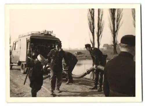 15 Fotografien unbekannter Fotograf, Ansicht Bemerode, Feuerwehr mit Einsatzfahrzeug & Pumpe am Pappelteich