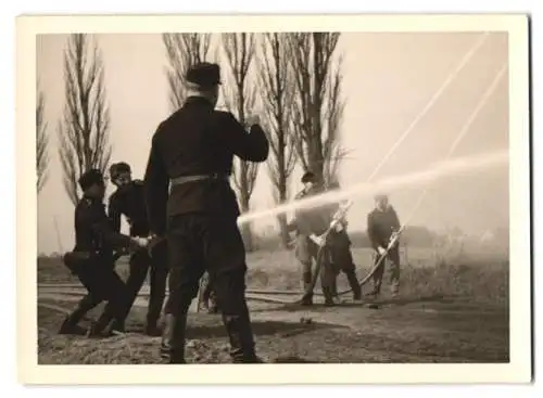 15 Fotografien unbekannter Fotograf, Ansicht Bemerode, Feuerwehr mit Einsatzfahrzeug & Pumpe am Pappelteich