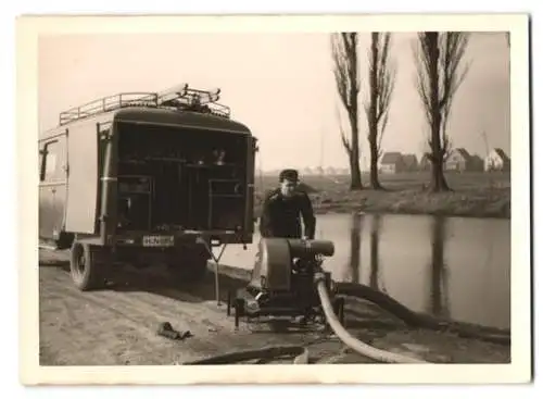 15 Fotografien unbekannter Fotograf, Ansicht Bemerode, Feuerwehr mit Einsatzfahrzeug & Pumpe am Pappelteich