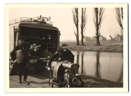 15 Fotografien unbekannter Fotograf, Ansicht Bemerode, Feuerwehr mit Einsatzfahrzeug & Pumpe am Pappelteich