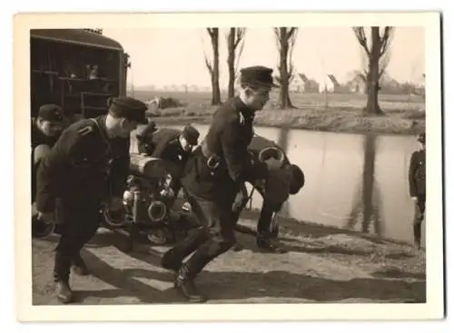 15 Fotografien unbekannter Fotograf, Ansicht Bemerode, Feuerwehr mit Einsatzfahrzeug & Pumpe am Pappelteich