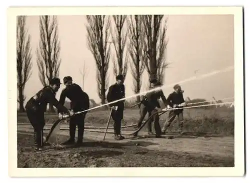 15 Fotografien unbekannter Fotograf, Ansicht Bemerode, Feuerwehr mit Einsatzfahrzeug & Pumpe am Pappelteich