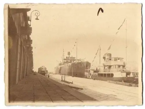 6 Fotografien unbekannter Fotograf, Ansicht Venedig - Venezia, Stadtansicht und Dampfer im Hafen