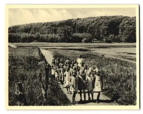 22 Fotografien Ansicht Glücksburg, Kinderkurheim Glücksburg a. d. Ostsee, Kinder im Bestrahlungszimmer, Strandkörbe