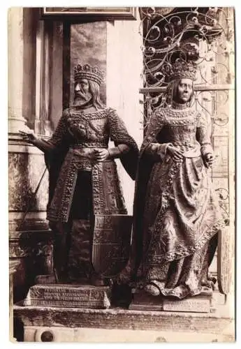 Fotografie Fritz Gratl, Innsbruck, Ansicht Innsbruck, Erzstatuen i. d. Hofkirche, Maximilian-Denkmal, Trockenstempel