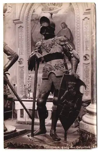 Fotografie Fritz Gratl, Innsbruck, Ansicht Innsbruck, Erzstatuen i. d. Hofkirche, Maximilian-Denkmal, Trockenstempel