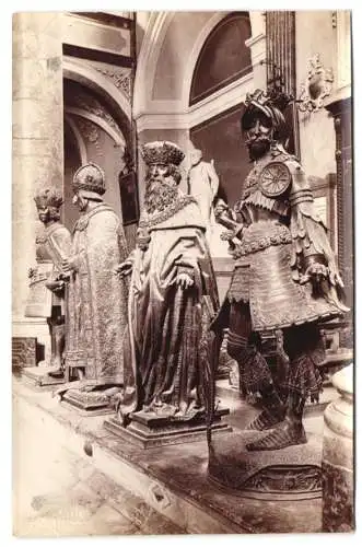 Fotografie Fritz Gratl, Innsbruck, Ansicht Innsbruck, Erzstatuen i. d. Hofkirche, Maximilian-Denkmal, Trockenstempel