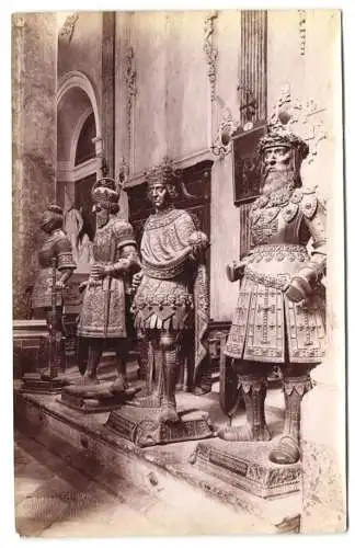 Fotografie Fritz Gratl, Innsbruck, Ansicht Innsbruck, Erzstatuen i. d. Hofkirche, Maximilian-Denkmal, Trockenstempel