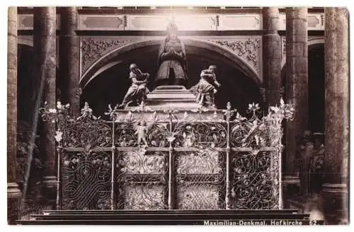 Fotografie Fritz Gratl, Innsbruck, Ansicht Innsbruck, Erzstatuen i. d. Hofkirche, Maximilian-Denkmal, Trockenstempel