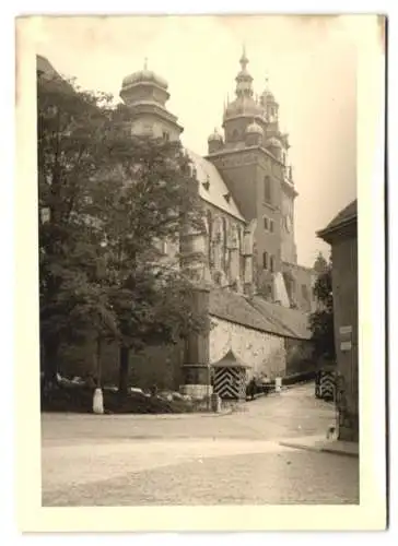 4 Fotografien Ansicht Krakau, Heilig-Kreuz Kirche, Strassnepartie mit Wachhaus, Hauptmarkt