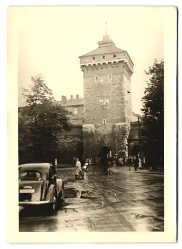 4 Fotografien Ansicht Krakau, Heilig-Kreuz Kirche, Strassnepartie mit Wachhaus, Hauptmarkt