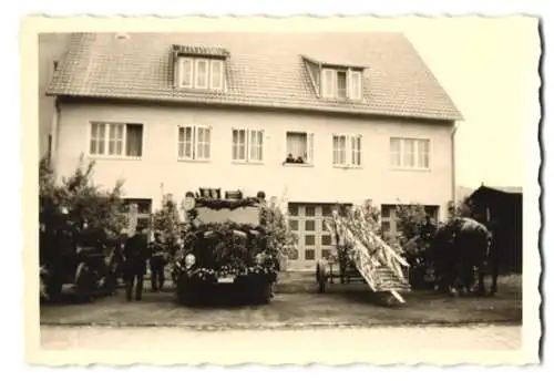 7 Fotografien Feuerwehr Umzug / Festzug mit Trommel, Uniform, Parade