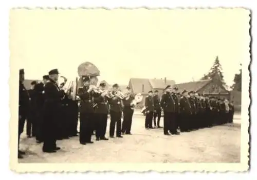 7 Fotografien Feuerwehr Umzug / Festzug mit Trommel, Uniform, Parade