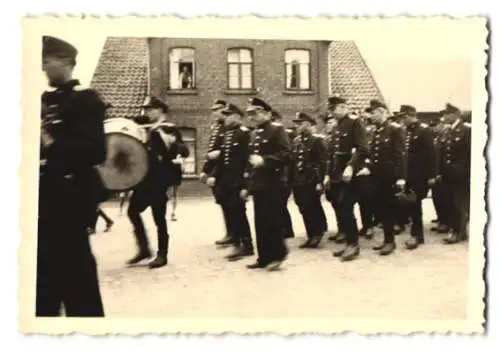 7 Fotografien Feuerwehr Umzug / Festzug mit Trommel, Uniform, Parade