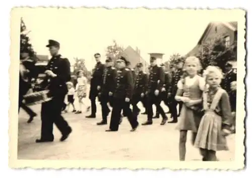 7 Fotografien Feuerwehr Umzug / Festzug mit Trommel, Uniform, Parade