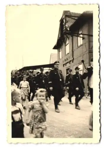 7 Fotografien Feuerwehr Umzug / Festzug mit Trommel, Uniform, Parade