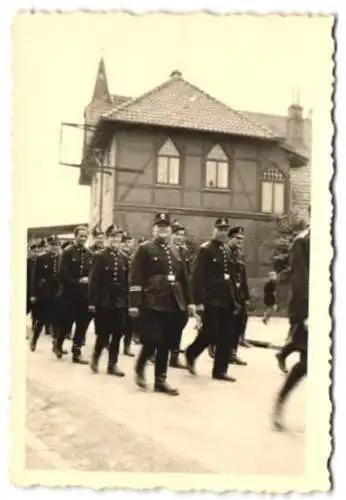 7 Fotografien Feuerwehr Umzug / Festzug mit Trommel, Uniform, Parade