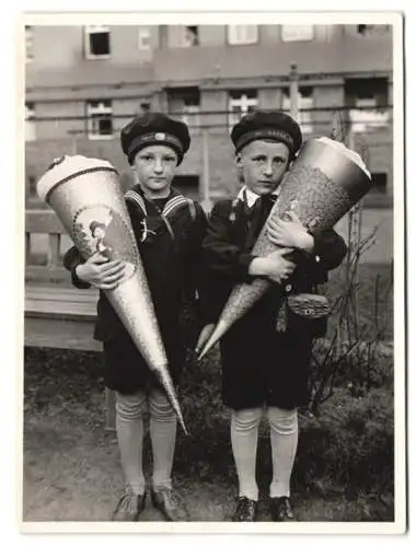 Fotografie Einschulung 1930, Knaben mit Schultüte - Zuckertüte