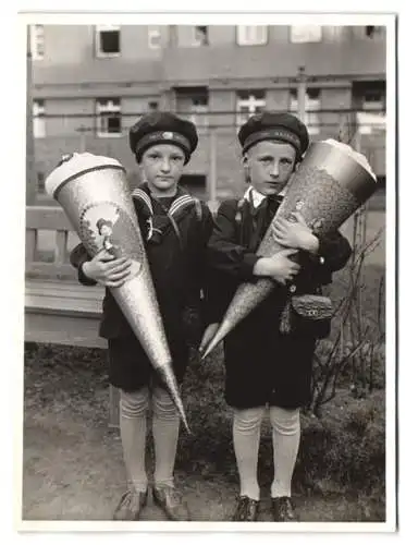 Fotografie Einschulung 1930, Knaben im Matrosenanzug mit Schultüte - Zuckertüte